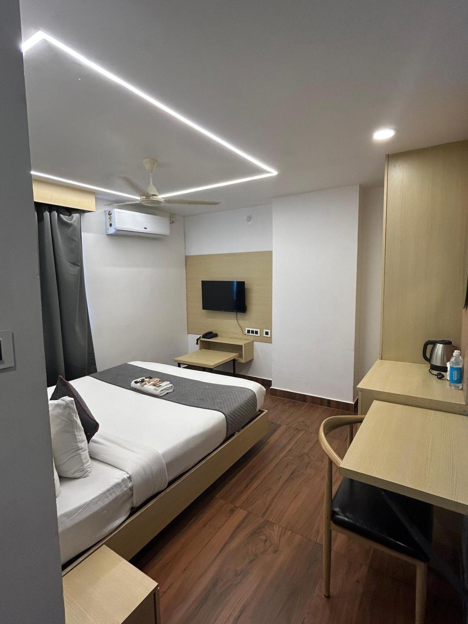 Wild Wings Premium Hotel حيدر أباد المظهر الخارجي الصورة