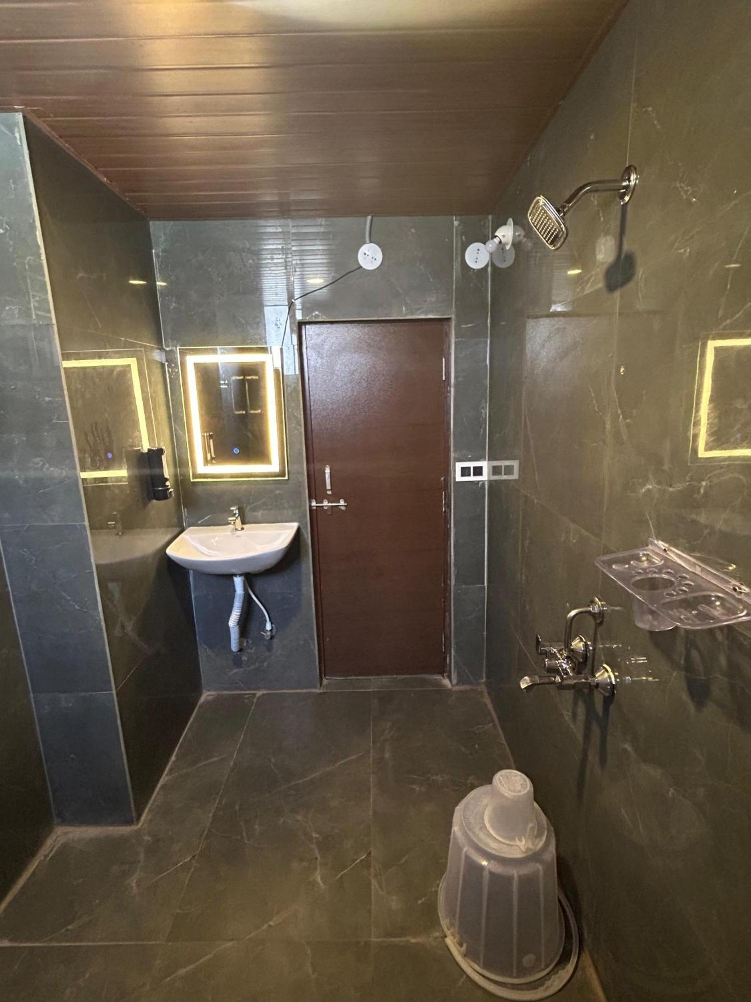 Wild Wings Premium Hotel حيدر أباد المظهر الخارجي الصورة